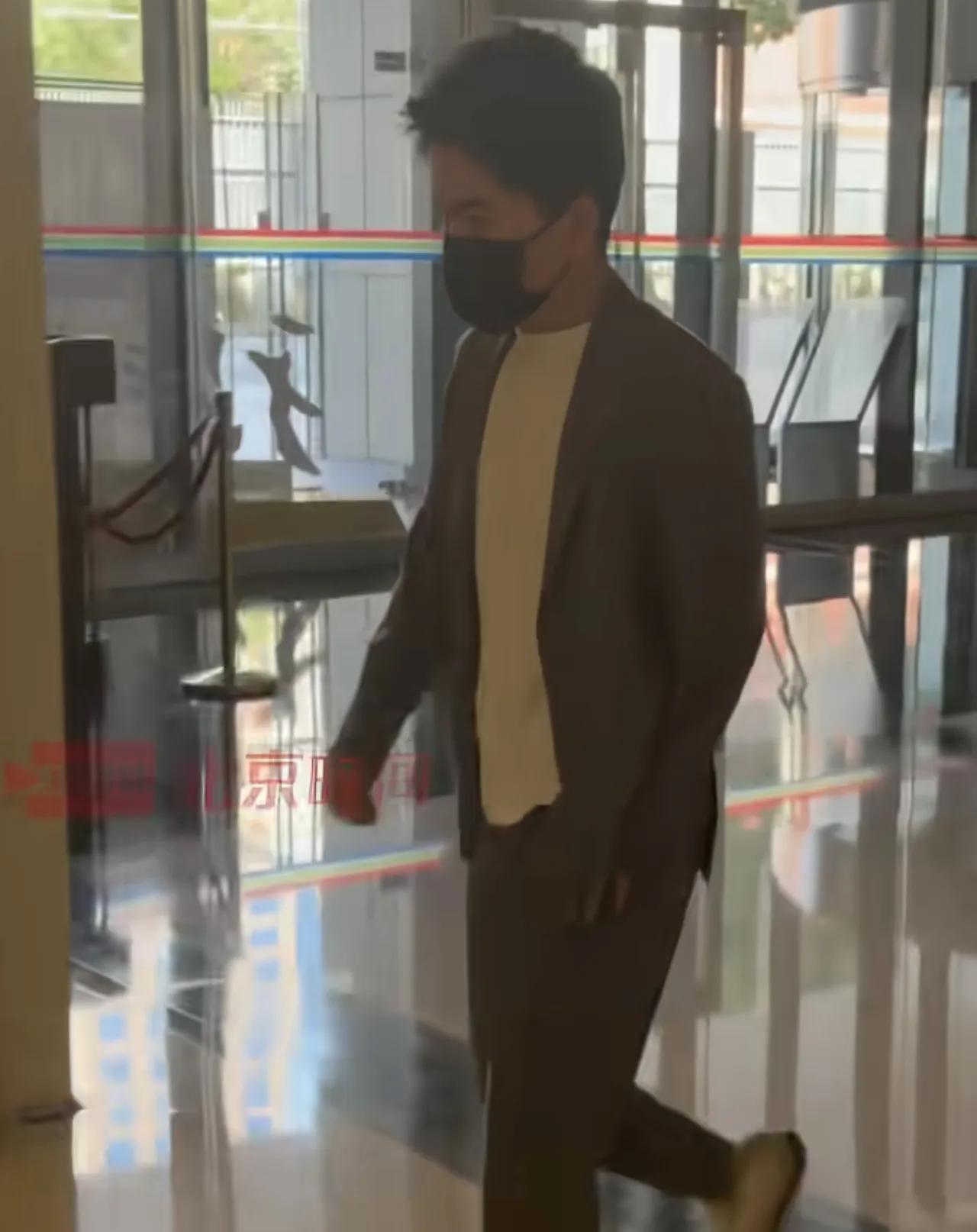 飙哥是铁人啊！上海亚宠节还没结束，董宇辉已经飞赴北京参加“北京范儿”“时尚活
