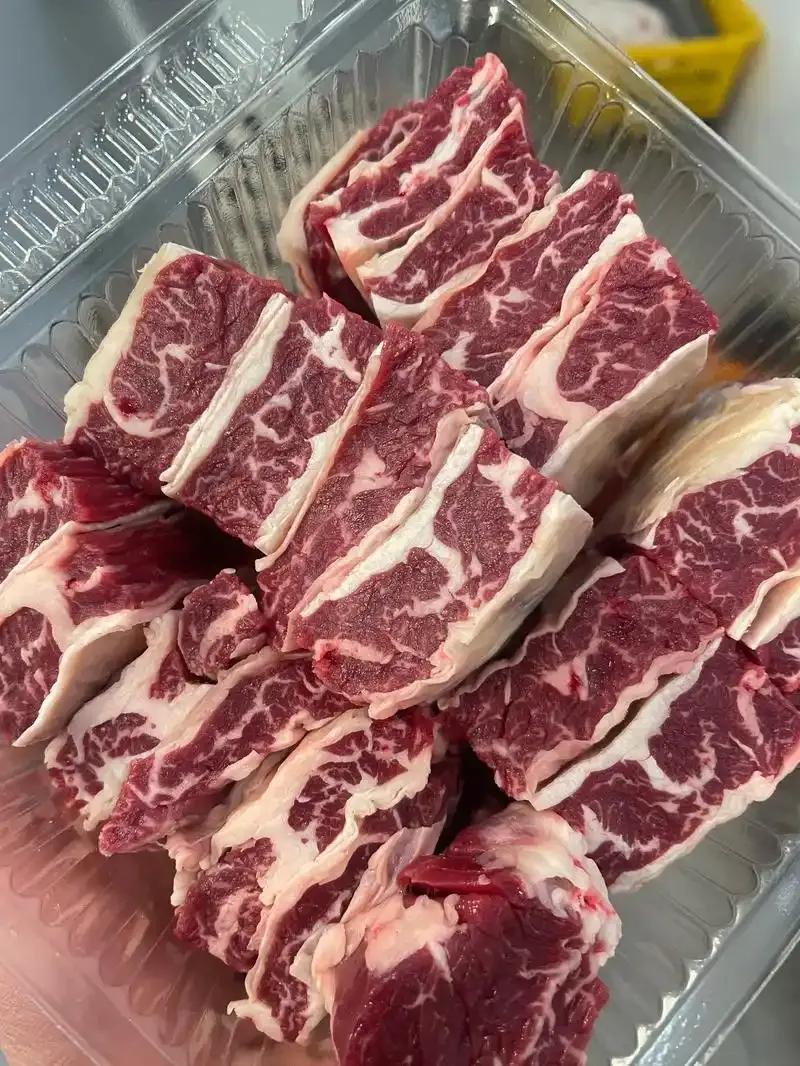 你有没有发现超市的猪肉价格跌麻了，而牛肉在悄悄涨价？这不是错觉，是真的在涨，而且