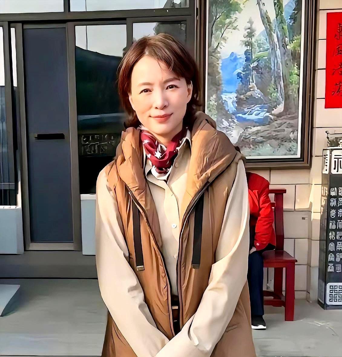 大年初二，董卿回乡，一张素颜照让所有前同事都沉默了。身上那件3000块的羽