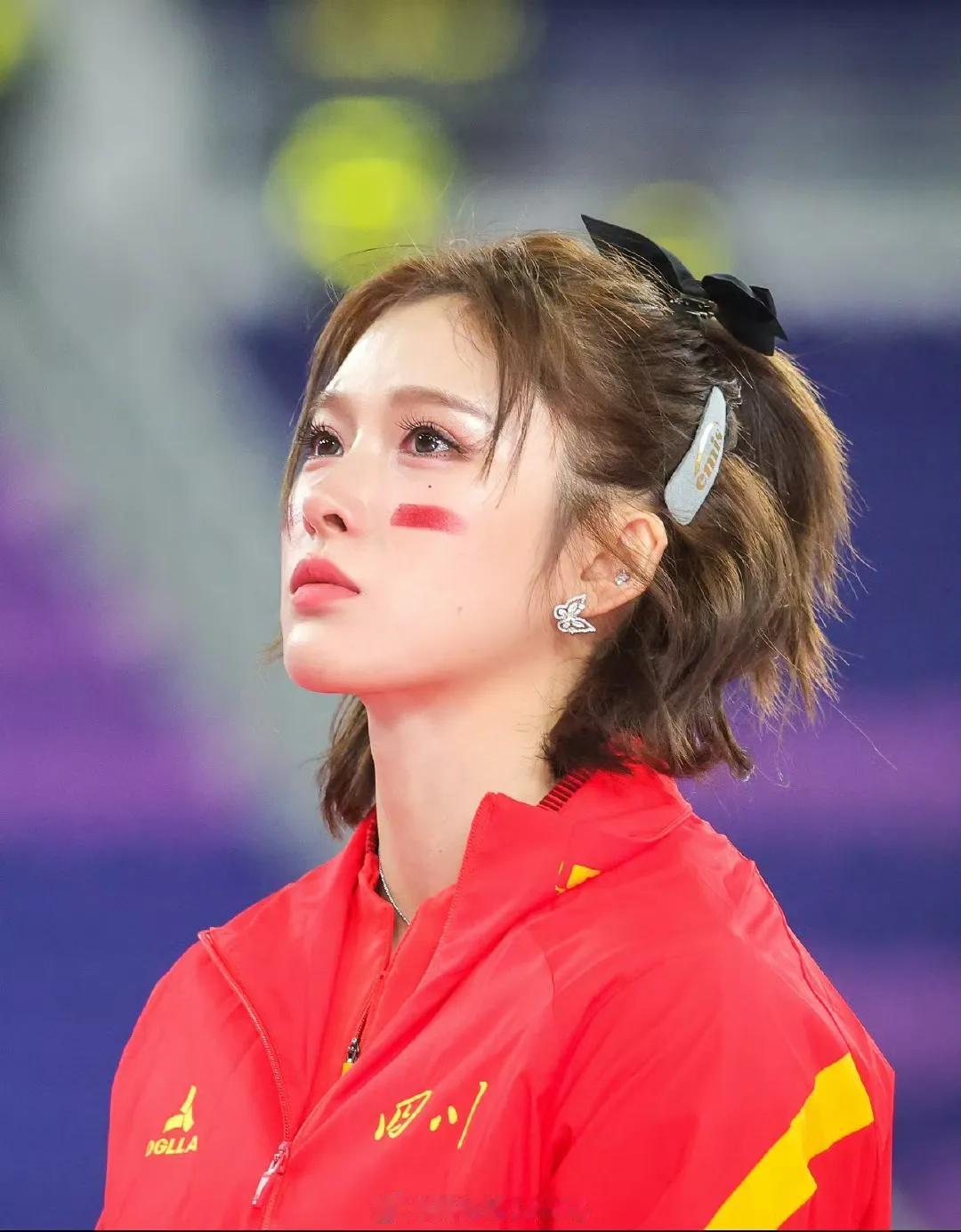 吴艳妮赛场化妆引发的各类声音，说白了，这事儿关键就一句：女运动员化不化妆，自己