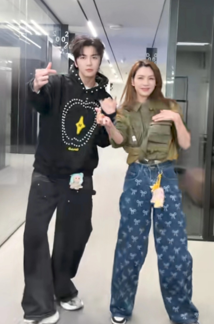 洪欣简直就是人生赢家，男人可以不要，但儿子一定要，这么帅气的儿子