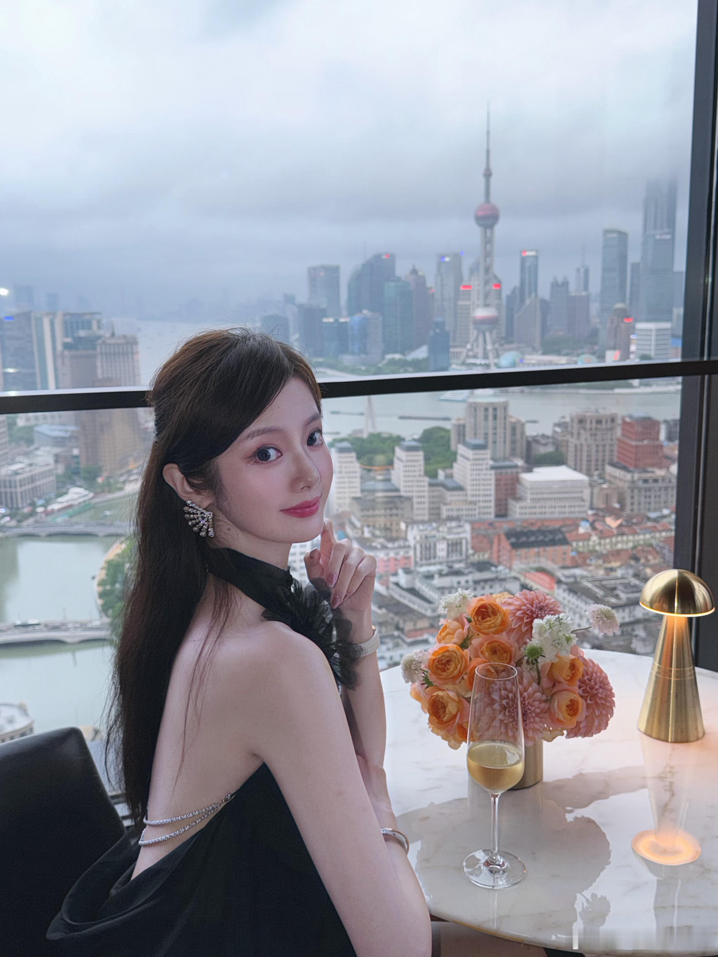 昨天晚饭吃了6块披萨和一大冰淇淋🍕🧏🏻♀️谢谢宝格丽昨天的披萨晚餐好久没有