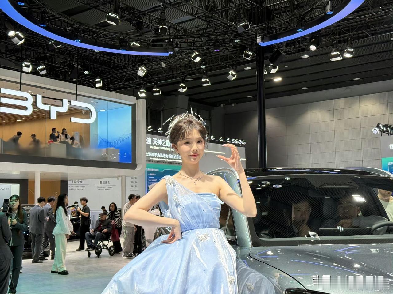 广州车展，随手拍了几个车模，分享给大家。​