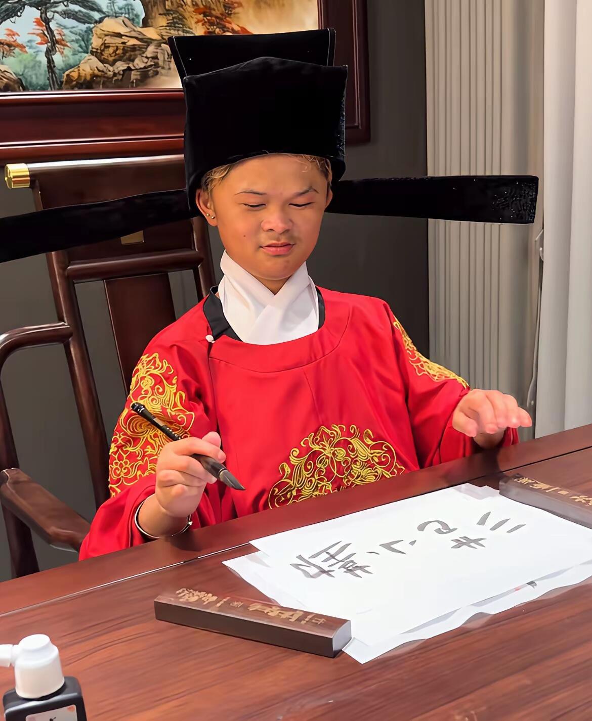 范小勤摆拍书法引争议，流量时代艺术底线安在？近日，一段范小勤写毛笔字的视频在