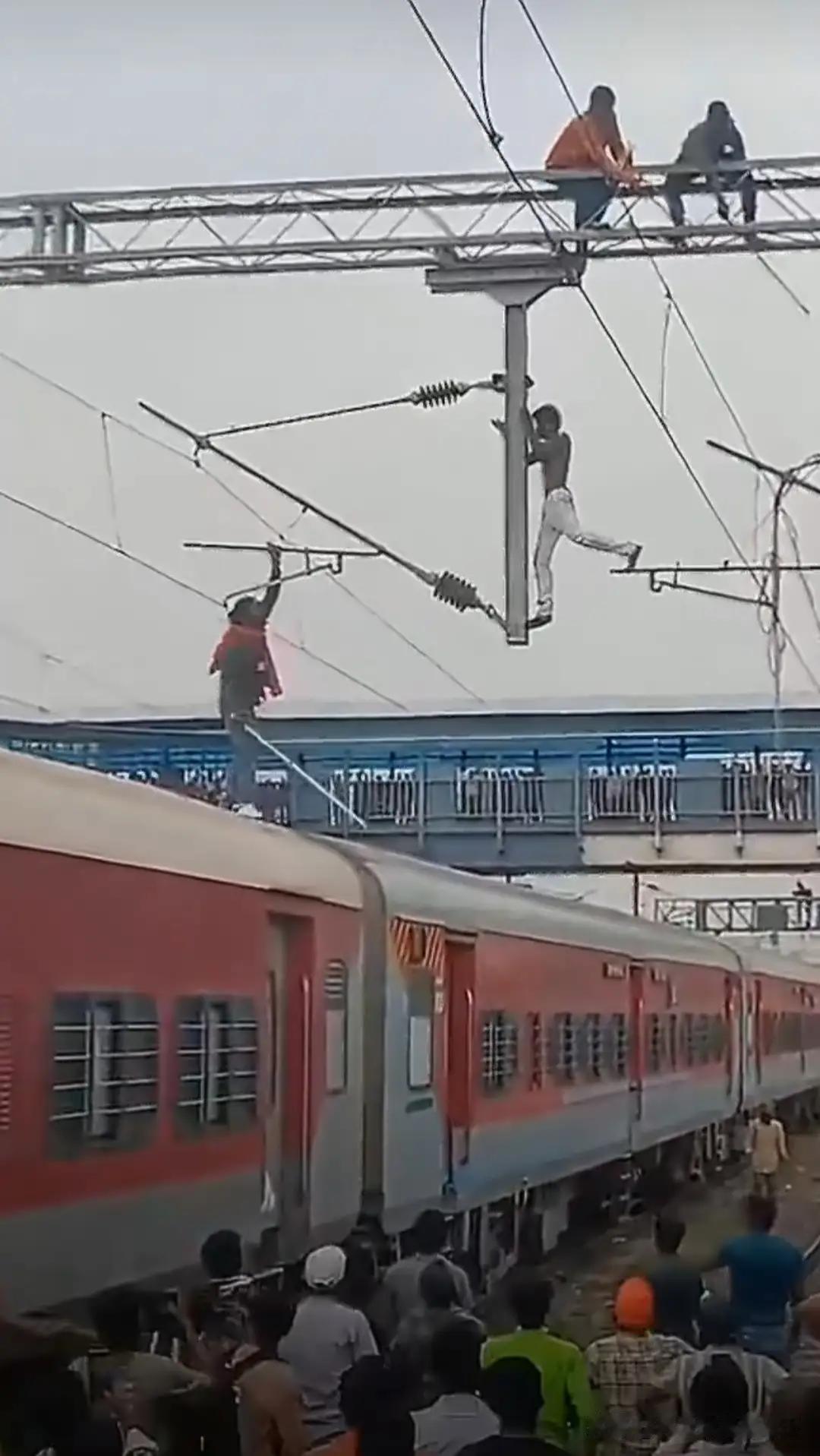 见过劝的，没见过这么“救”的！印度火车站救援看呆众人要说救援这一块还是得印度