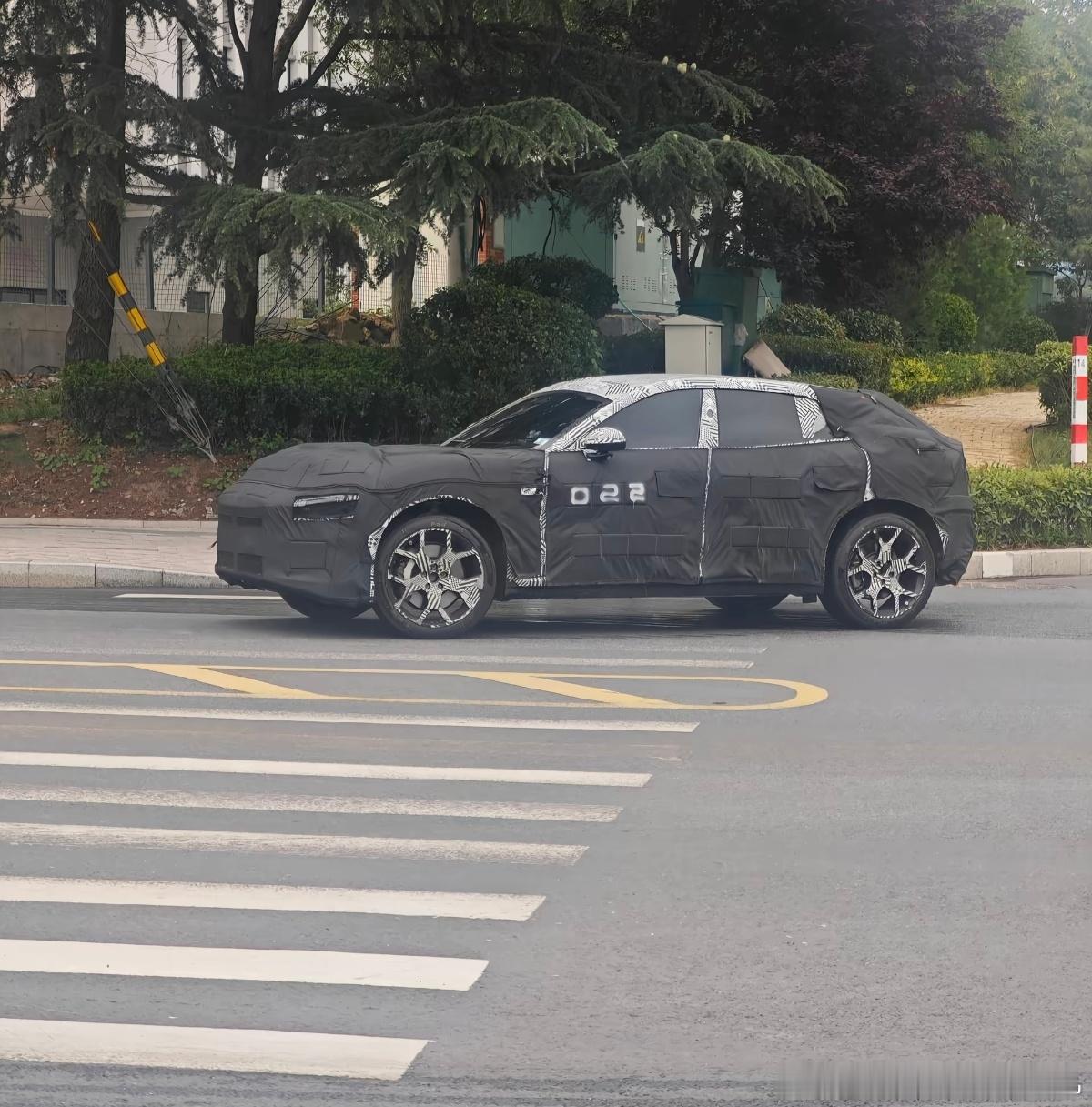 这好像是小米YU7吧？车顶没有激光雷达，难道说....