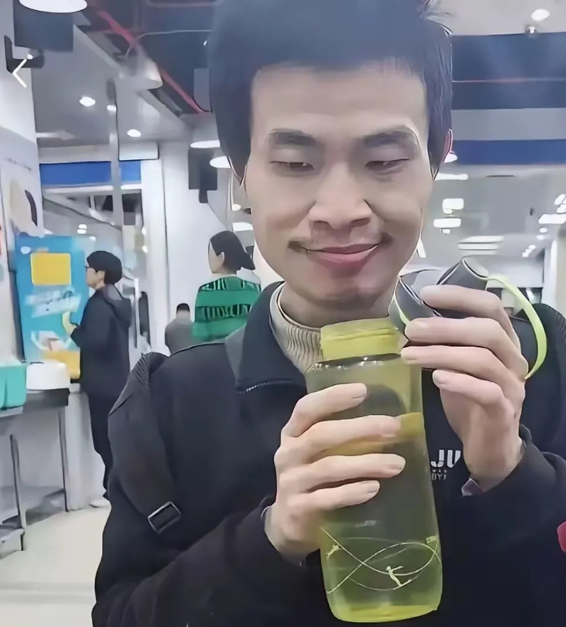 韦东奕这事让人看不透。明明学术成果摆在那里。流体方程解得多漂亮，国际期刊