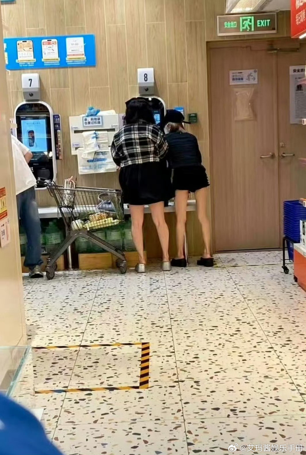 网友在商场偶遇赵露思​​​