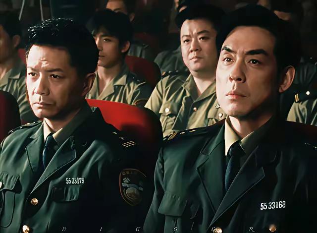 继续追剧《扫毒风暴》。​青年演员刘欢，在此剧中饰演警察黎安。一开始，他是一位忠于