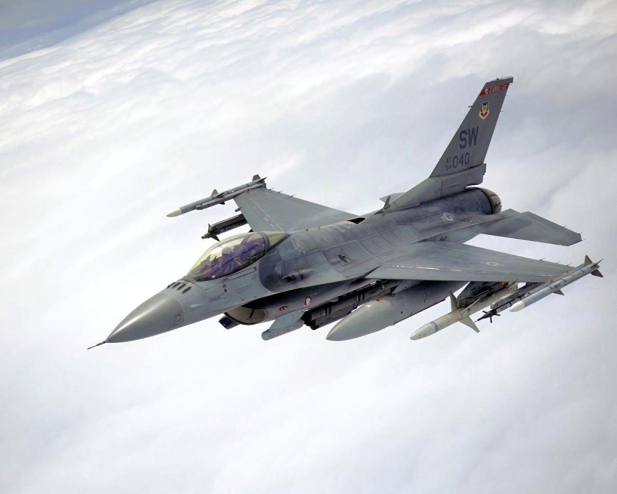 美：老弟，听说大年初二那天，我那十几架F-16在黄海跟你家歼-16“叙旧”去了？