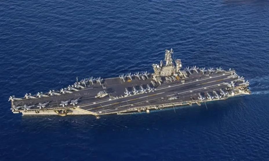 懂王称，美国一艘核动力航母遭到了来自17个方向的无人机攻击。“我们赶紧逃跑，于是