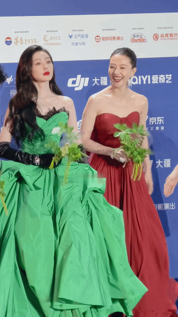 张天爱这脾气是冲着谁来的？一脸傲娇的抢在高圆圆前面不说，圆圆姐笑呵呵的面对她时，