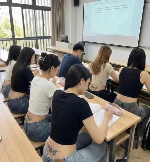 刷到这张课堂照片，我第一眼真给震住了——教室里坐着的一排排女生，居然都齐刷刷