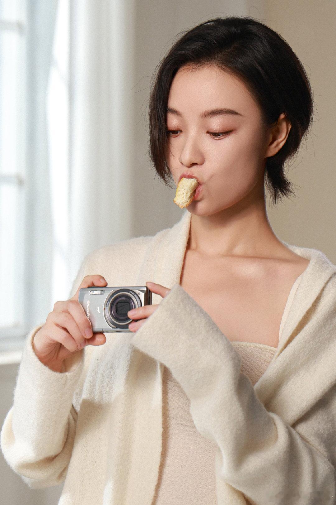 倪妮兰蔻全球代言人谁能拒绝演绎的兰蔻大片啊！一袭白衫尽显温润气质，浅笑间将东