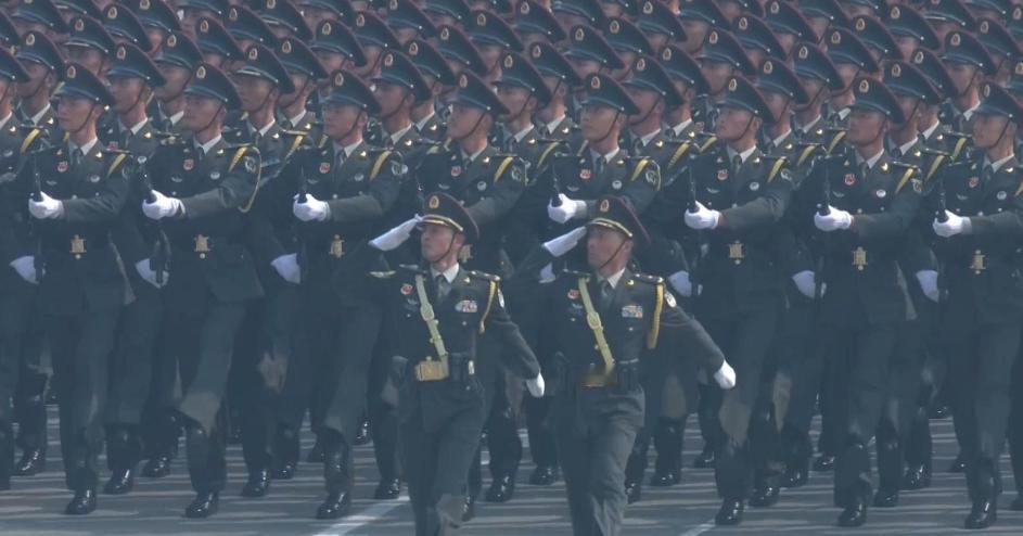 很多外国人疑惑，为何只是看到那一抹军绿色的身影，哪怕是深陷绝境、满心绝望的人都能