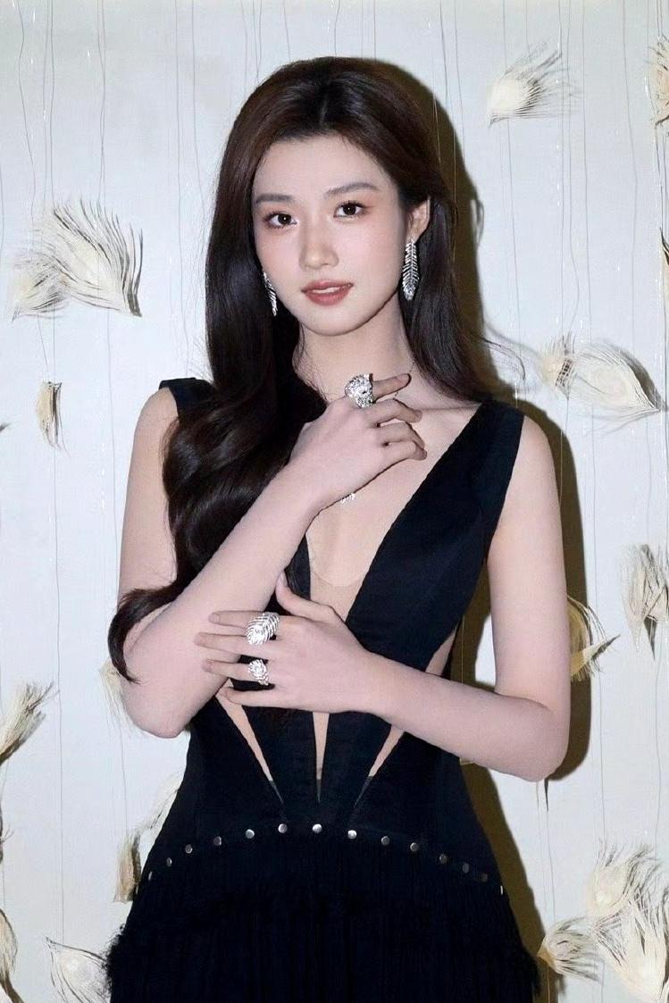 卢昱晓这组黑裙写真，你打几分？从甜妹到冷艳御姐的切换也太丝滑了！黑裙的性感、珠