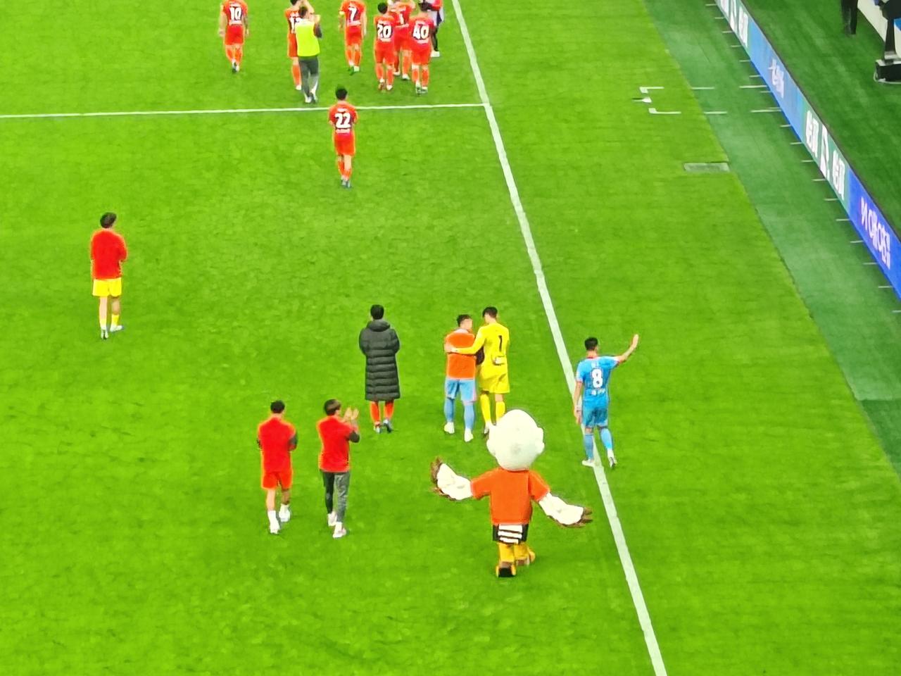 谁？为什么海港谢场有客队球员混在主队队伍里？更匪夷所思的是，场边球迷还致以掌