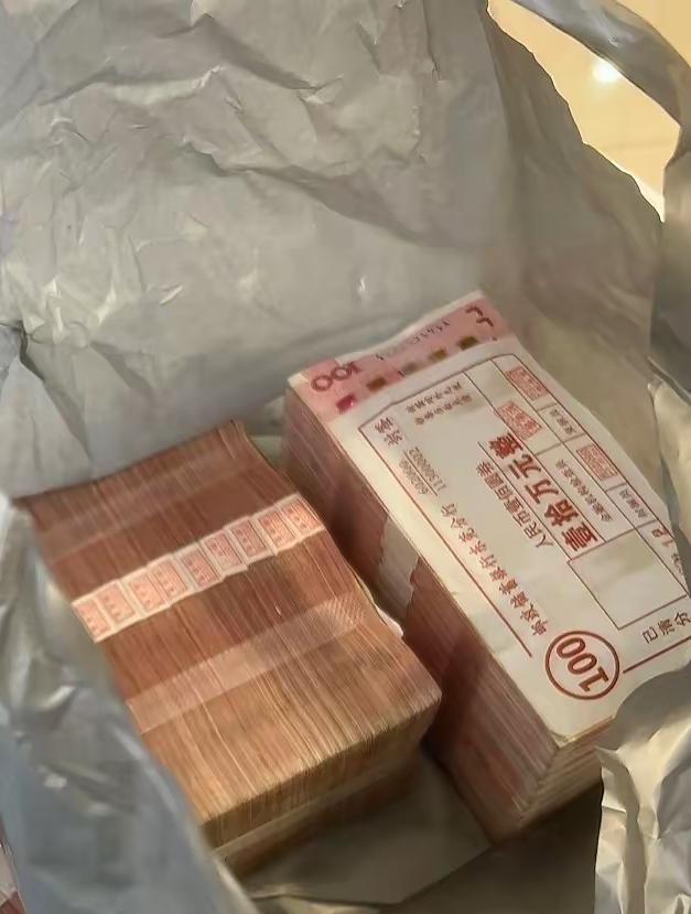 看到6大银行又双叒叕出消息了我第一时间把自己存在银行里的30万钱取出来了。