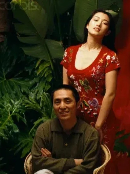 当年，张艺谋拍《红高粱》时，原定的女主角是史可，巩俐想演这个角色，张艺谋就让她来
