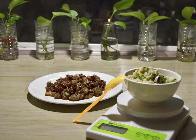 5个养生好习惯。作为中年人，我要努力做到1、坚决不熬夜2、定时定量用餐，吃