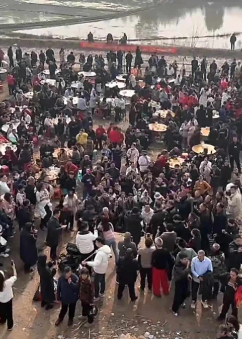 12号的呆呆家彻底成了欢乐的海洋，前来打卡的游客络绎不绝，从清晨开始，人群就陆陆