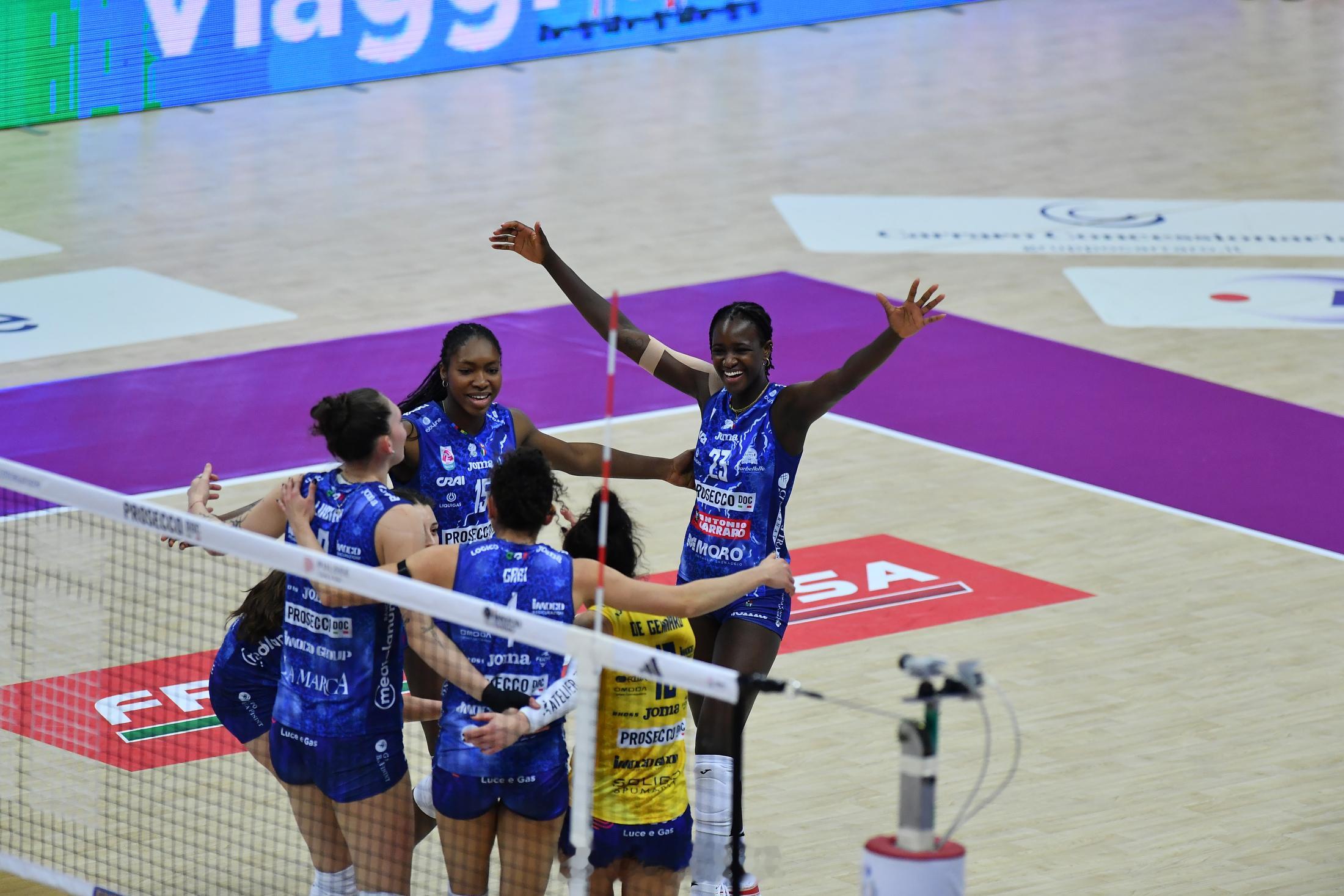 【阿迪格韦18分科内利亚诺3比0马切拉塔】北京时间2月2日凌晨，女排意甲常规