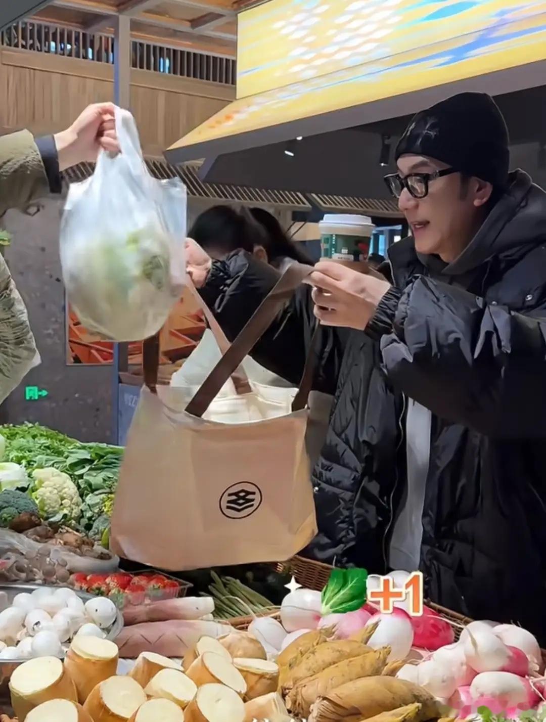 林依轮下厨为老婆54岁庆生林依轮亲自下厨为老婆54岁庆生林依轮为爱妻庆54岁