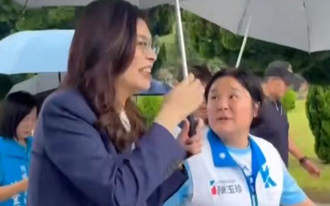 国民党主席郑丽文今（23）日与“立委”陈玉珍一同前往金门，郑丽文致词时也谈起自己
