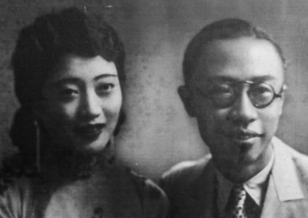 皇后婉容由于长期受到溥仪冷落，便先后和溥仪的两位随侍李体育、祁继忠偷情并怀孕。1