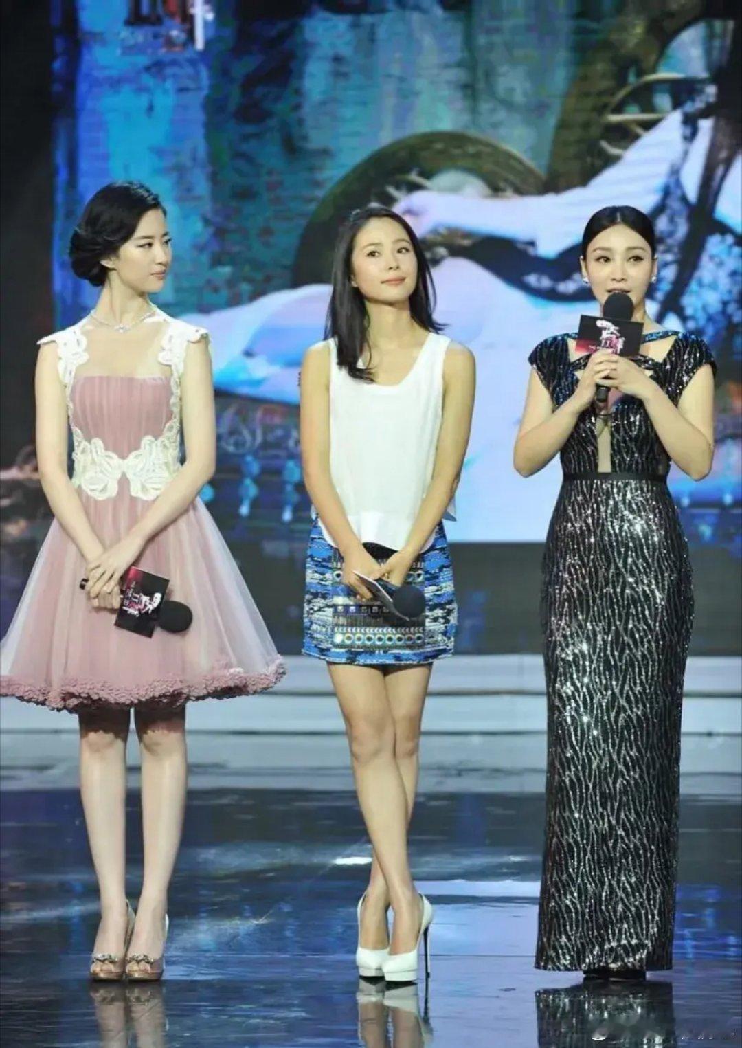 左边的是刘亦菲，右边的是柳岩，站C位这个漂亮的女生是谁啊？地位这么高吗？