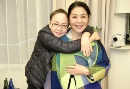1997年，宋丹丹离婚了，倪萍打电话问她在干嘛，宋丹丹说我想死。倪萍大大咧咧道：