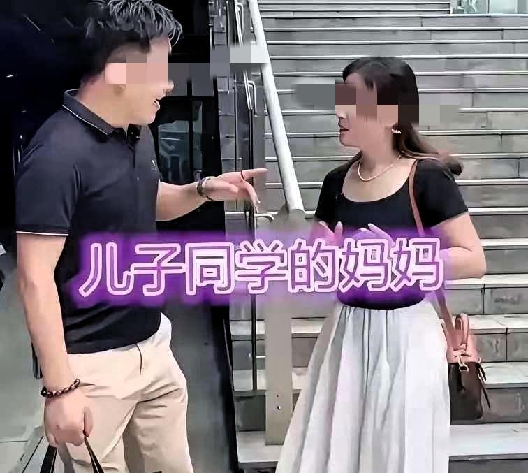 四川成都一处市民广场，男子准时赴约相亲，抬头看见对面的人当场愣住。面前的女子看着