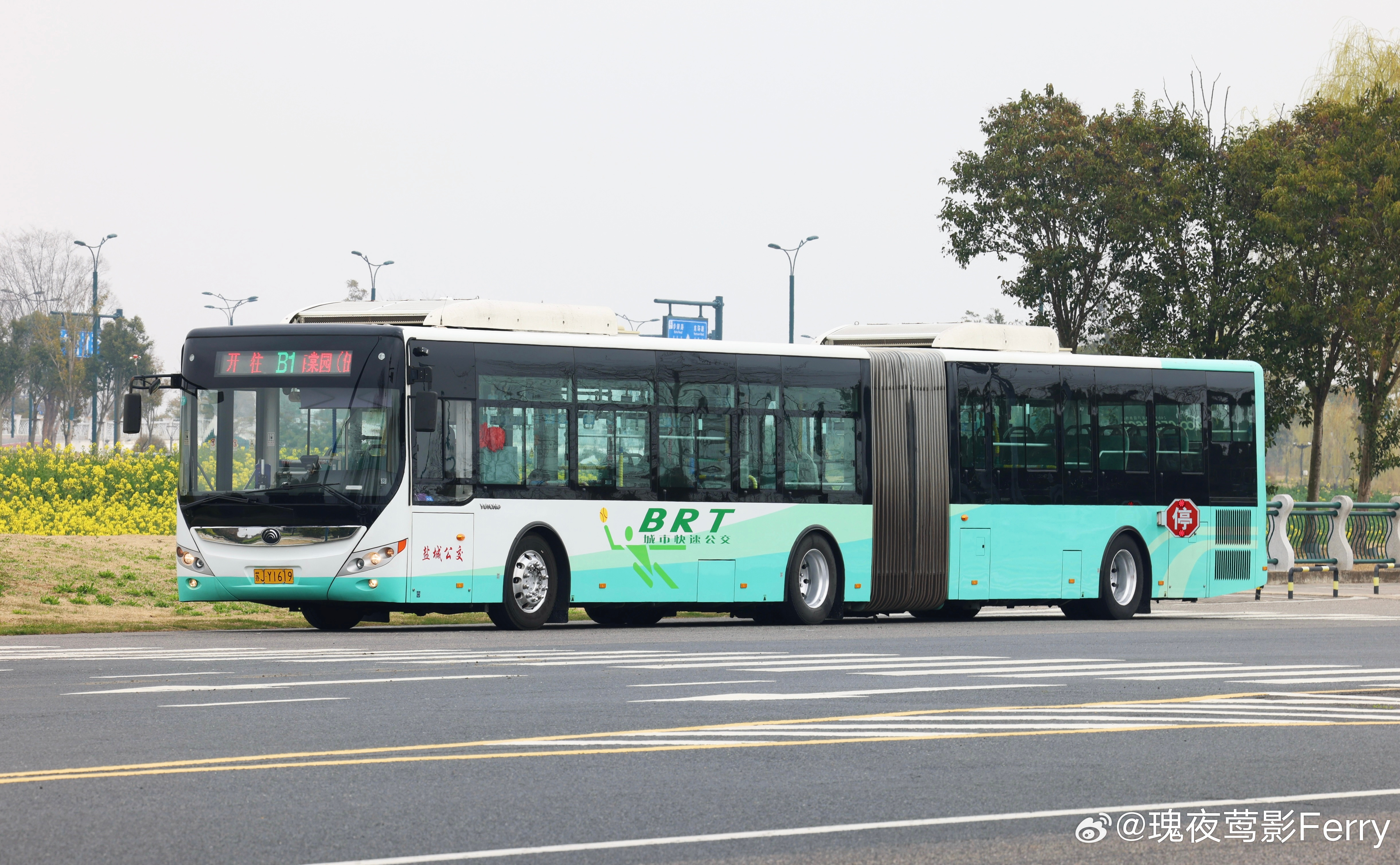 两节车厢等长的铰接怎么扭腰都有点奇怪香港