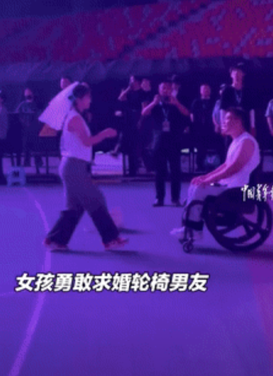 “羡慕坏了！”新疆乌鲁木齐，一对情侣去看演唱会，不料女子突然掏出戒指跪在地上，对