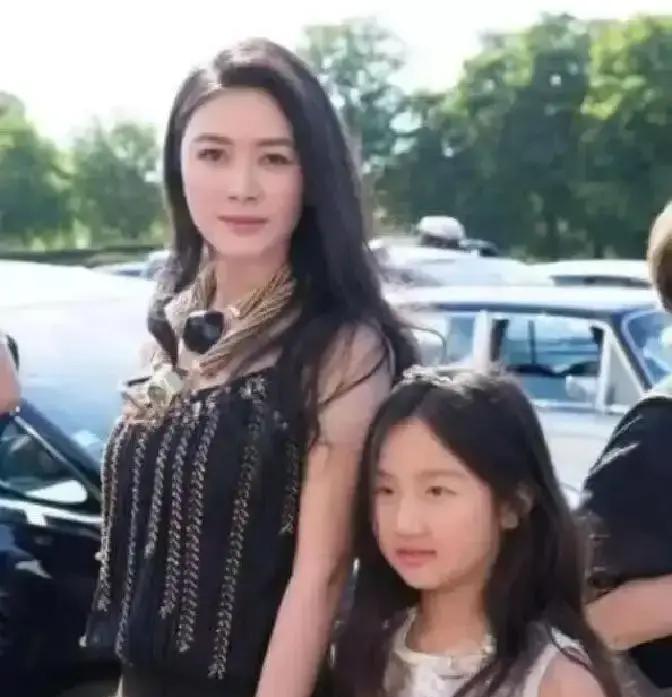 最狠的原配宣言，从来不是撕扯。1999年鲍蕾那句“他心里只有我”，轻飘飘压下了