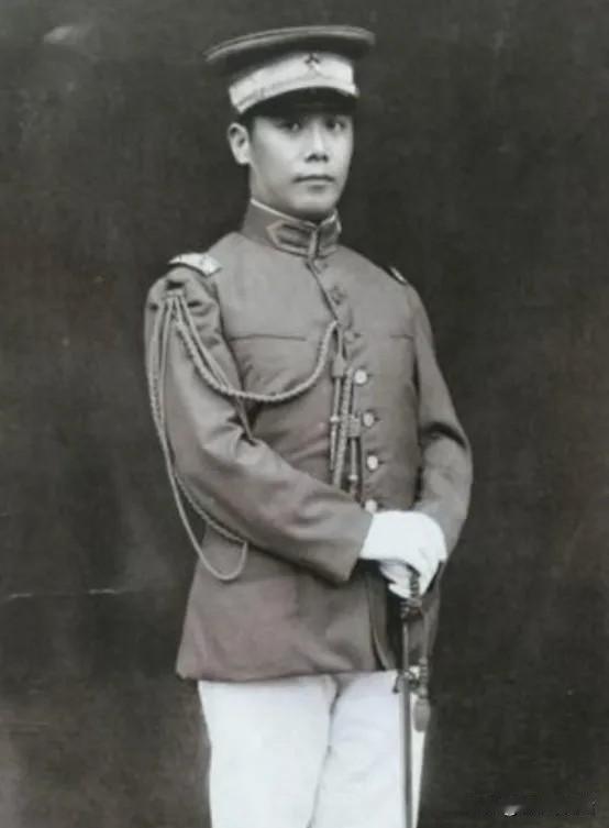 1948年，70岁穷困潦倒的袁克定流落街头，却遇到了曾经的老仆人，仆人每天上街帮