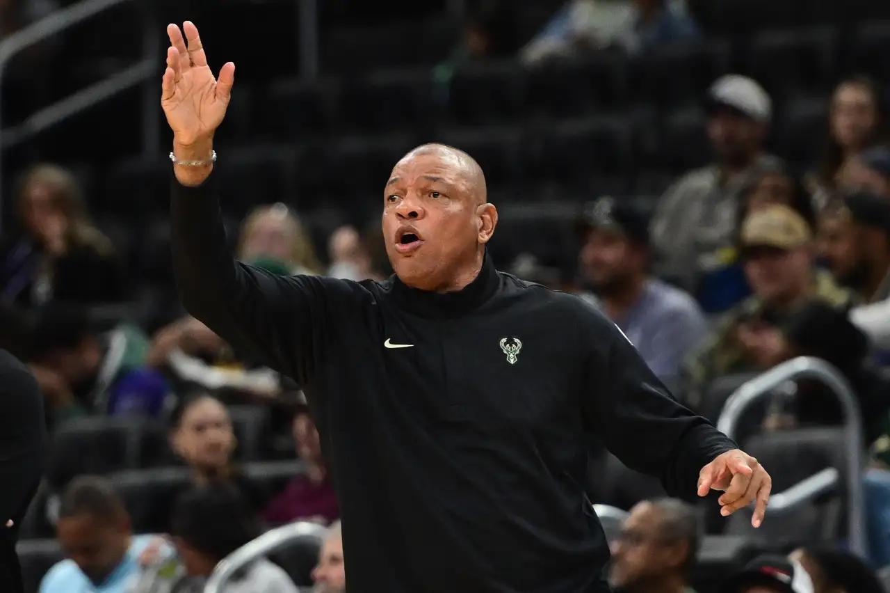 [呲牙笑]“被逆转之王”里弗斯又下课了，，，雄鹿官方宣布，解除里弗斯主教练职务。。