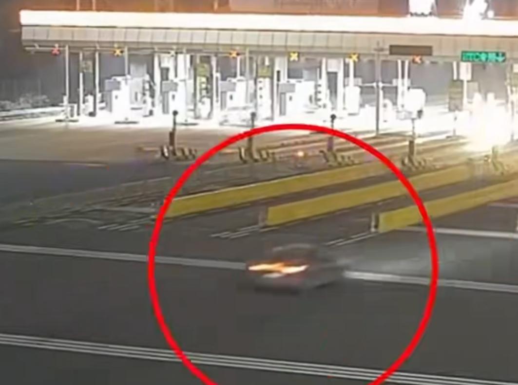 昨天刷到个新闻，直接给我看懵了——凌晨3点多，沪蓉高速南京收费站，一辆新能源车主