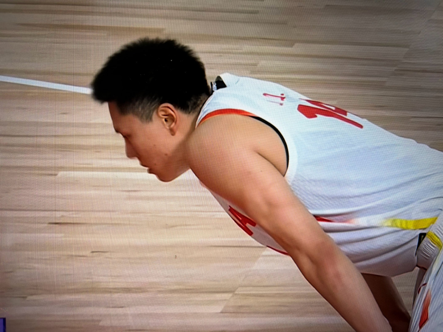 终于苏醒了，庞峥麟、李弘权连续得分，李弘权打中3+1（罚球没进），然后抢断反击造犯规，这样我们追到了