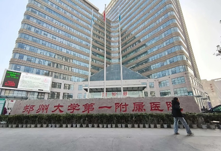 刘翔峰是切除病人正常的器官，而郑大一附院这次是把病人的整个胃都给切除了。河南