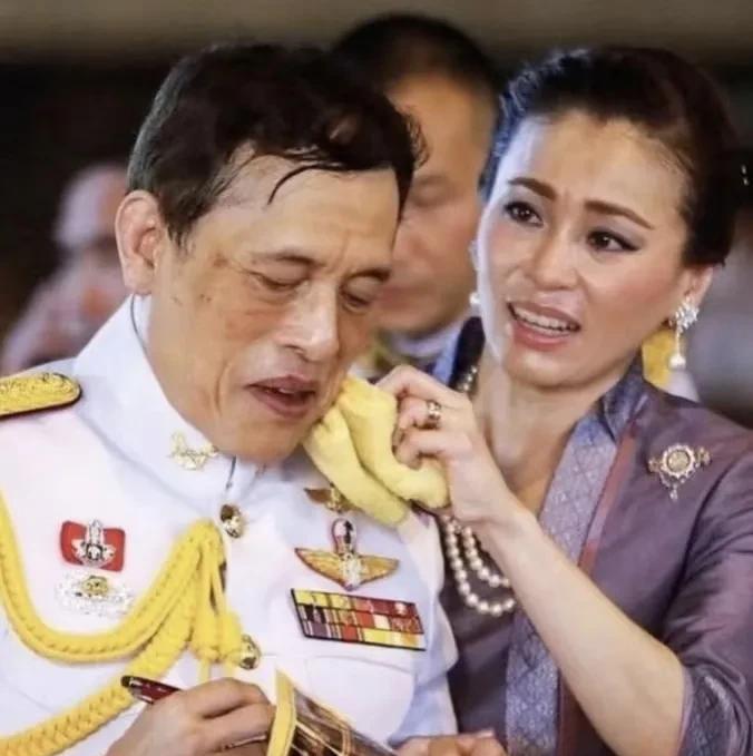 苏提达也许不是泰王最爱的女人，但她一定是最适合当王后的女人，因为她的相貌身材出众