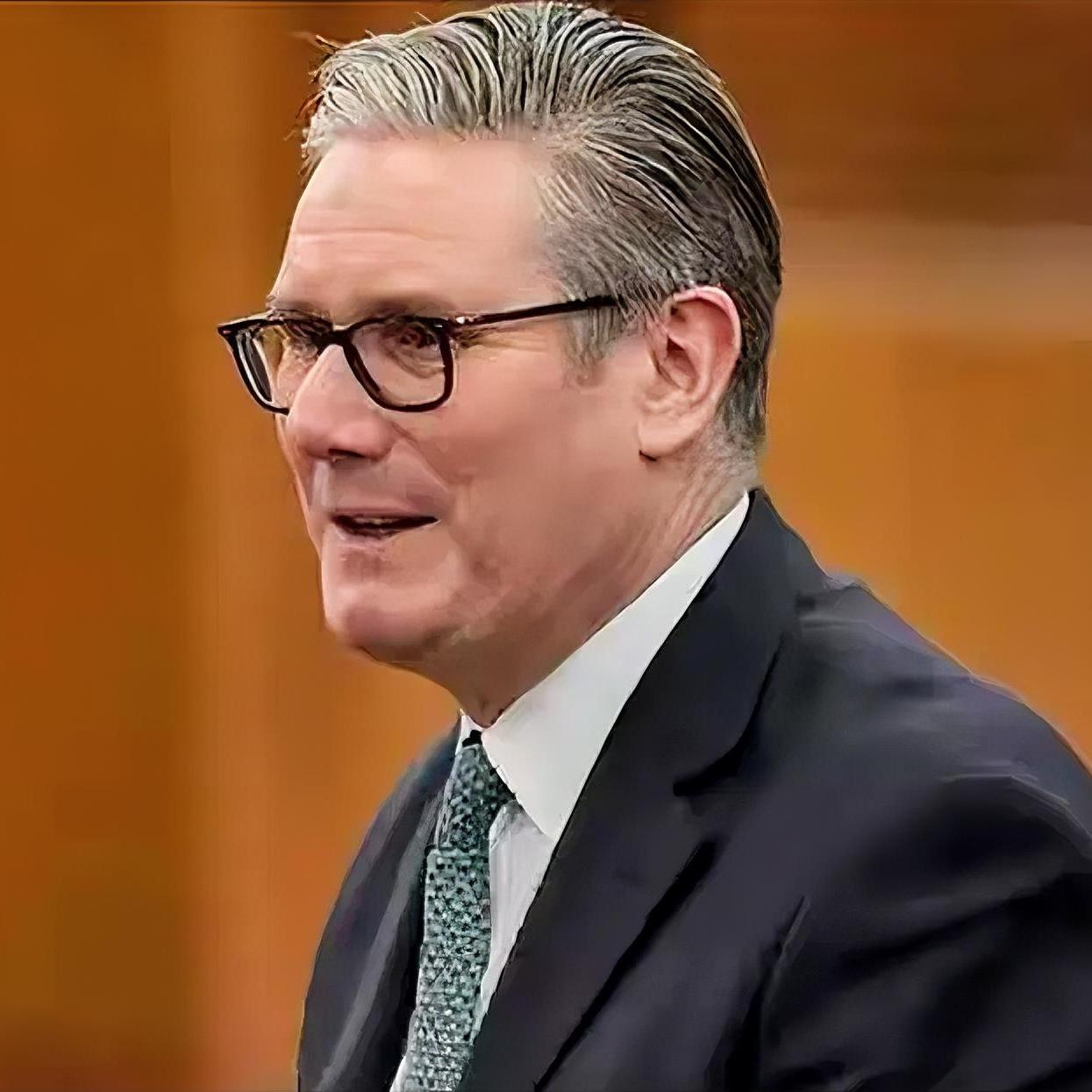 真是想憋住不笑都难！一块烫衣板都能让英国如此大费周章，不知道是他们的“傲慢”还是