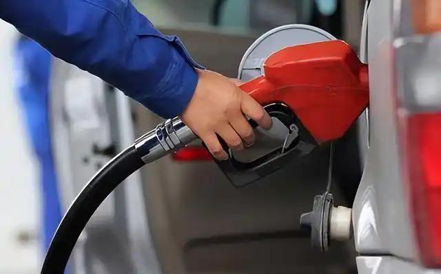 别被油价吓破了胆！中国手里这张“王牌”，让华尔街都改口了。布伦特原油一度逼近1