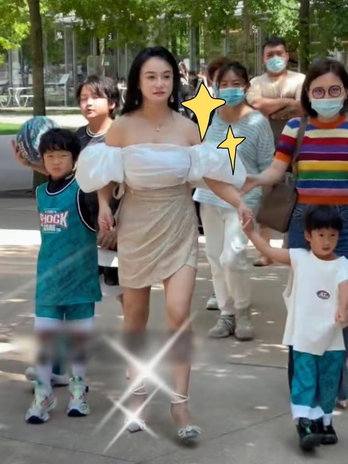 冉莹颖参加校园亲子活动的造型，不少家长看完都觉得违和。问题不在于长相或者发型，这