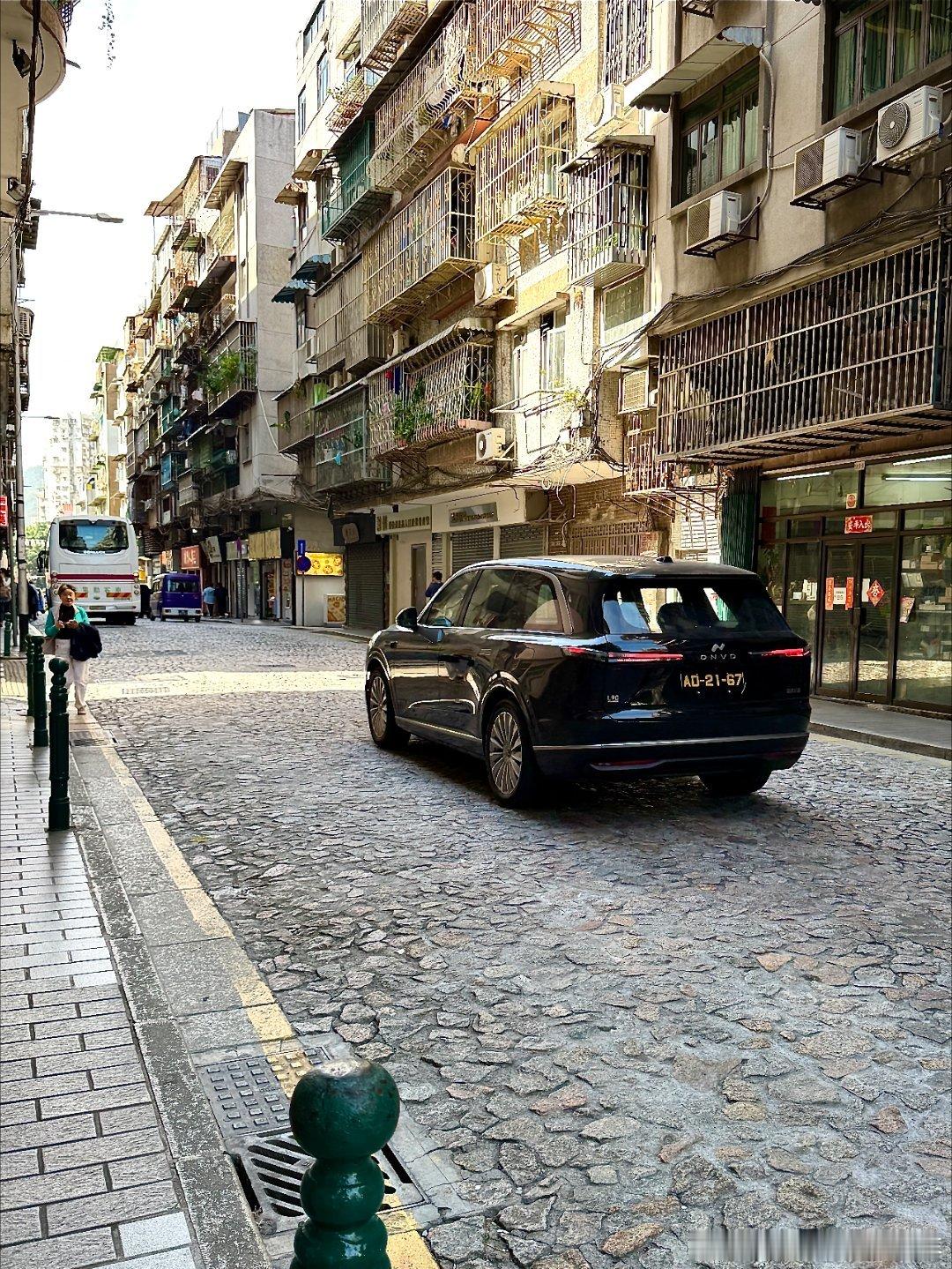 这难道是古天乐的座驾？真的太帅了，再次吐槽国内新能源车牌的设计，绝对掉分。