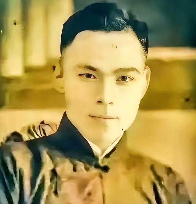 1939年上海擂台，魏庆春被武士刀捅穿胸膛。他没倒下，反而顶着刀锋往前走