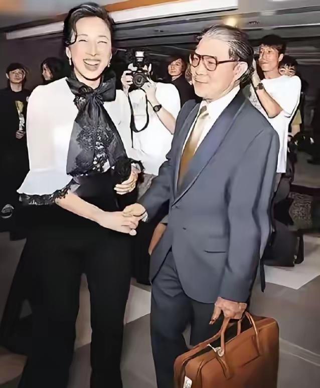 离婚后的朱玲玲与霍震霆，在一次晚宴上相遇，当着众人的面朱玲玲主动上前去握