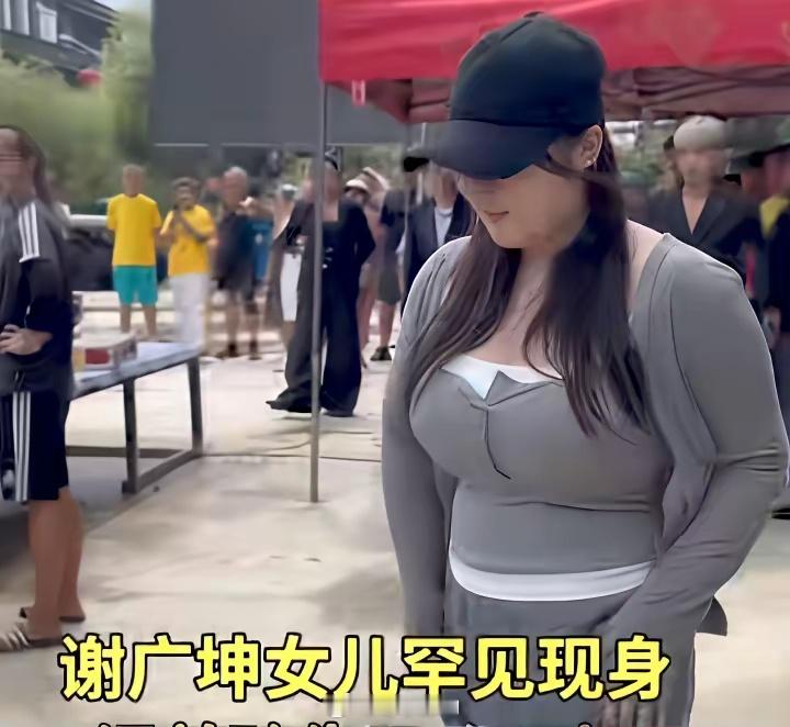谢广坤女儿唐墩墩出席活动，她才22岁，却非常成熟，与关婷娜非常相像。唐墩墩的长相