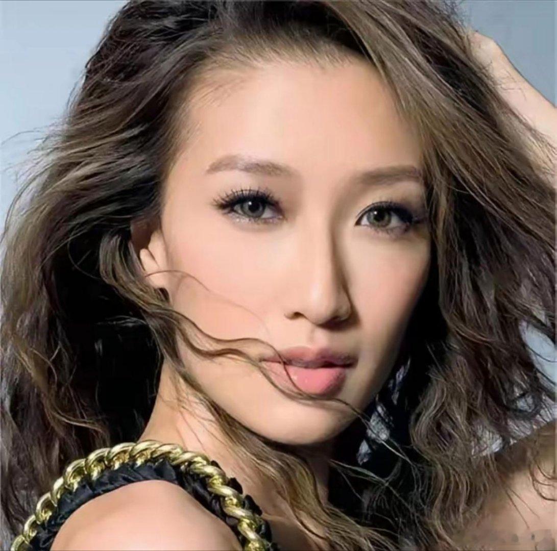 谢婷婷的痛，是隔着太平洋的。十三岁那年，谢婷婷的人生被划开了一道分水岭。父母离婚