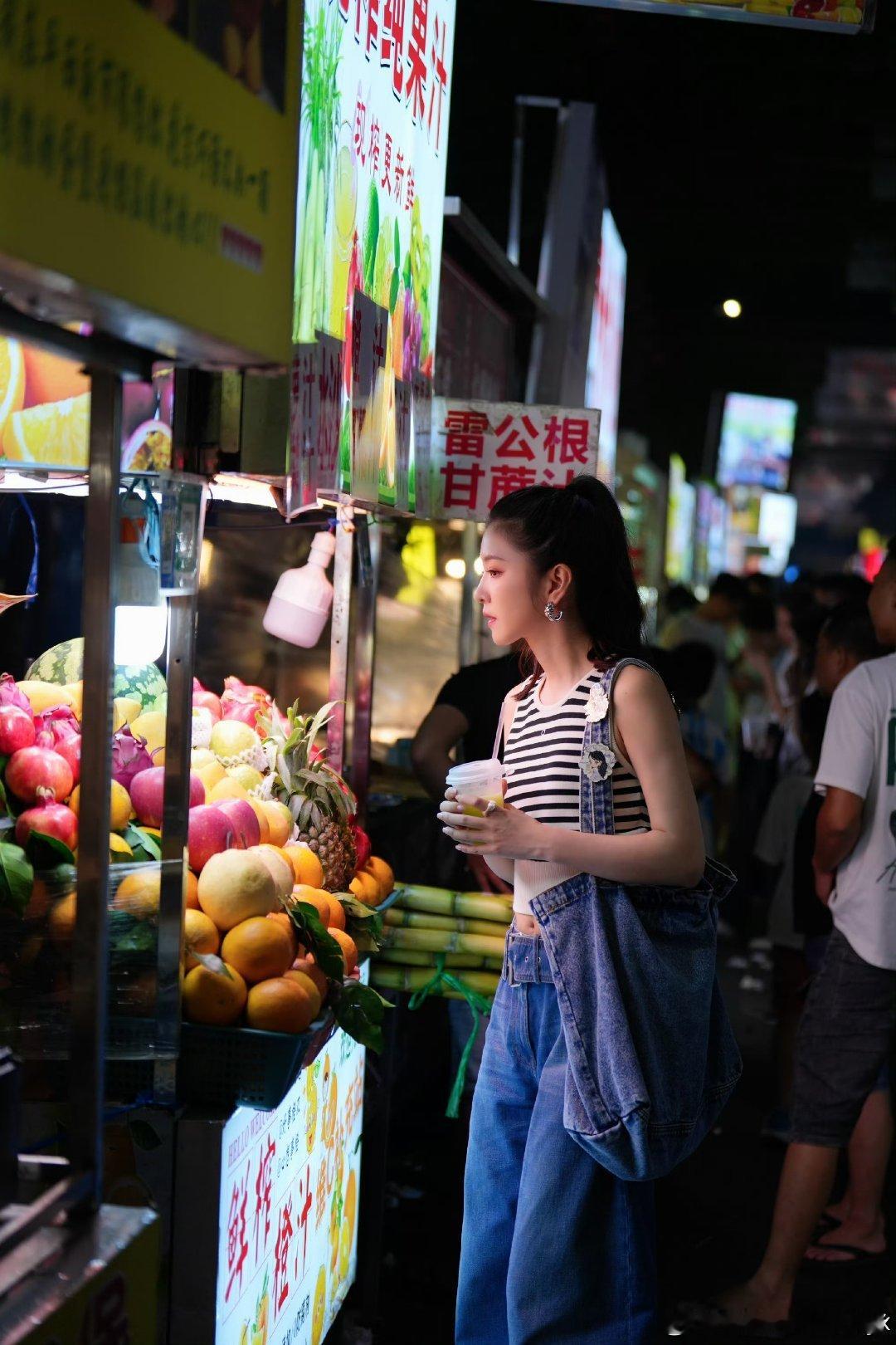 李云霄逛夜市，手上拿了好多好多好吃的😋😋😋这个高马尾这个身材也太嫩了🤩